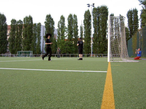 Ein Fußballplatz. Fotoperspektive von der Ecke.