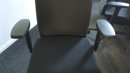 Sitzfläche mit neuem Stoff bezogen